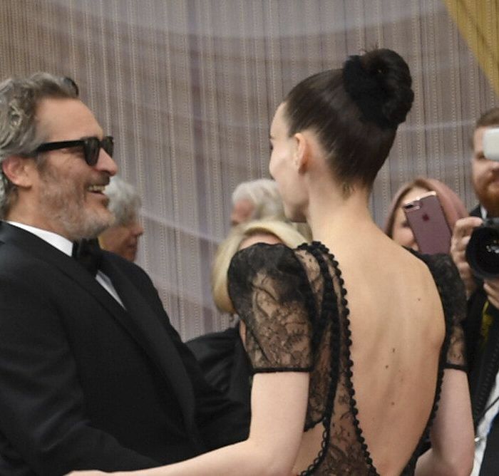 Το ζευγάρι είναι ο Joaquin Phoenix και η Rooney Mara.