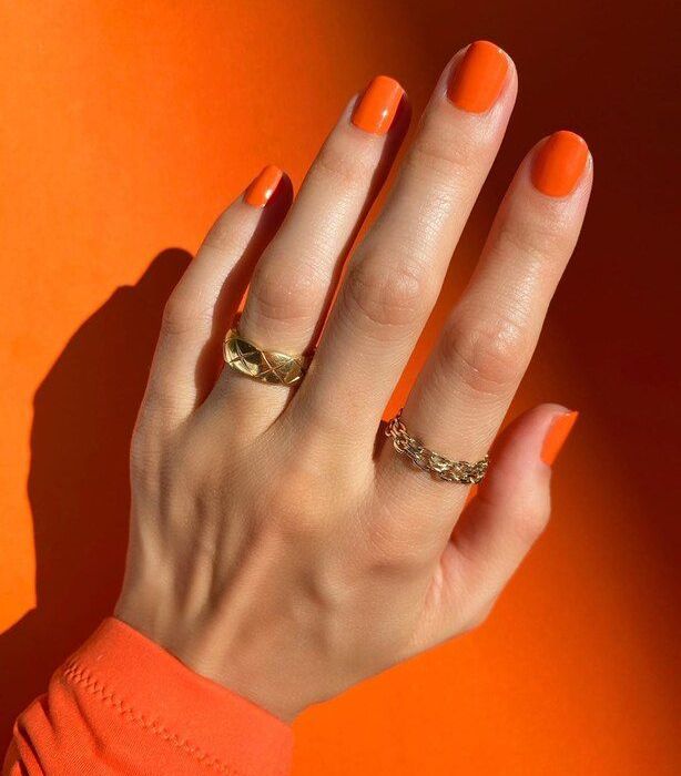 Αν έχεις σταρένια επιδερμίδα, επίλεξε coral-orange βερνίκι.
@betina_goldstein