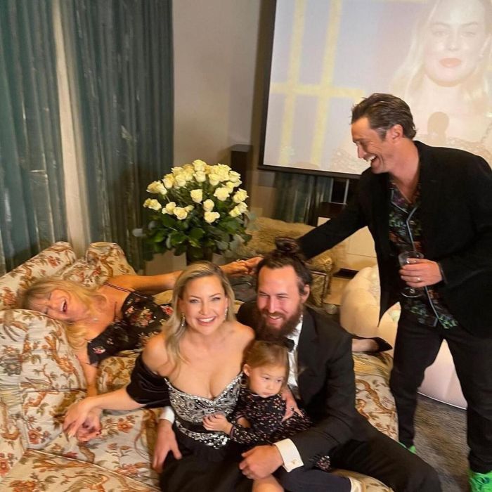 Αυτό έγινε και με την Goldie Hawn η οποία το έριξε στον χορό!