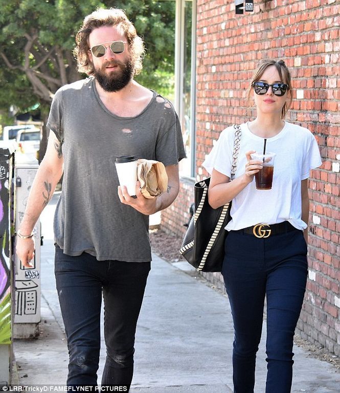 Είναι ο νέος της αγαπημένος; Η εμφάνιση της Dakota Johnson με σέξι συνοδό