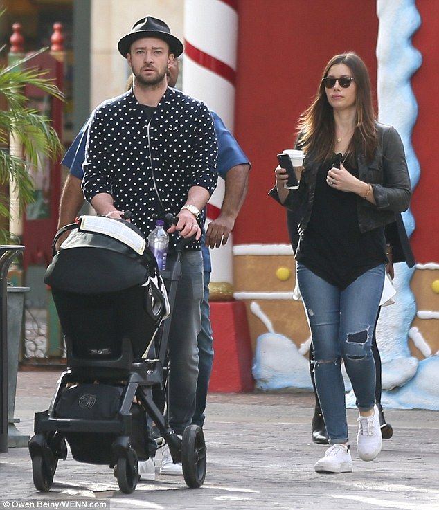 Timberlake - Biel: Φωτογραφίες από την πρώτη χριστουγεννιάτικη βόλτα με το γιο τους