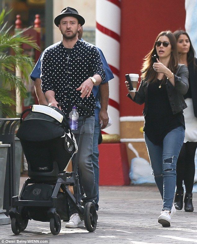 Timberlake - Biel: Φωτογραφίες από την πρώτη χριστουγεννιάτικη βόλτα με το γιο τους