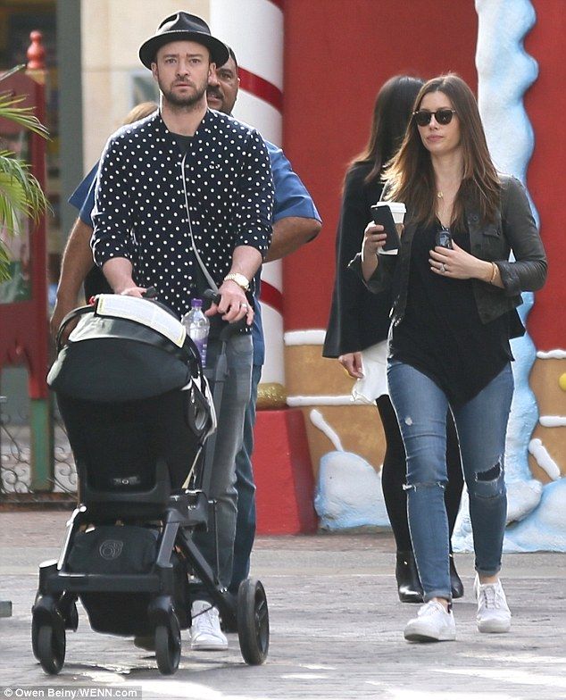 Timberlake - Biel: Φωτογραφίες από την πρώτη χριστουγεννιάτικη βόλτα με το γιο τους