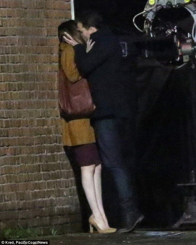 Το καυτό φιλί της Dakota Johnson και του Jamie Dornan, πραγματικά μας αναστάτωσε