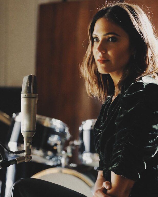 16 χρόνια πέρασαν από τότε, και η Mandy Moore είπε να μας κάνει ένα reminder τραγουδώντας live μετά από τόσα χρόνια ξανά το κομμάτι.