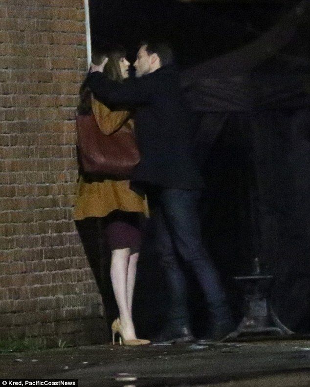 Το καυτό φιλί της Dakota Johnson και του Jamie Dornan, πραγματικά μας αναστάτωσε