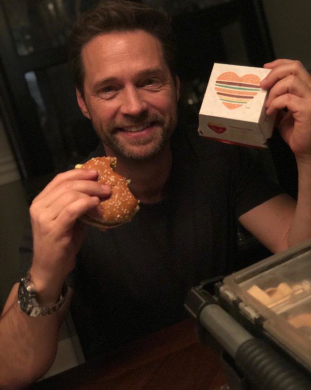 Ο Jason Priestley από το Beverly Hills 90210 είναι σήμερα 49 ετών και παραμένει γόης