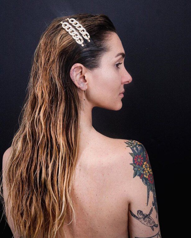 Αναβάθμισε το wet look με δύο hair clips με διαμαντάκια
@erickinvisible