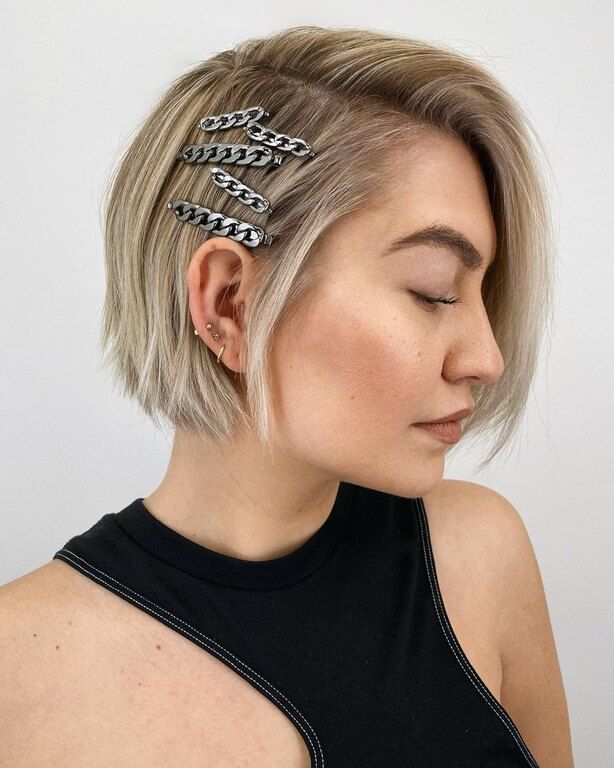 Αν έχεις bob haircut, βάλε από τη μία πλευρά πολλά hairclips μαζί
@erickinvisible