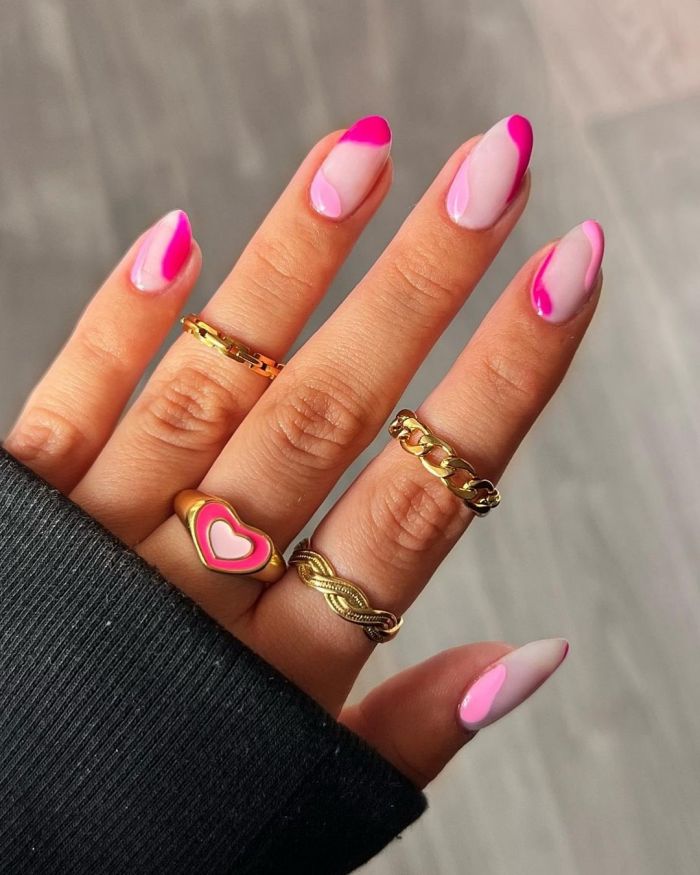 Barbiecore nails Η Ελένη Βουλγαράκη με το πιο girly μανικιούρ της