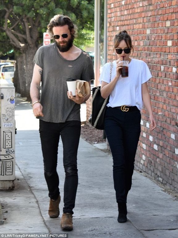 Είναι ο νέος της αγαπημένος; Η εμφάνιση της Dakota Johnson με σέξι συνοδό