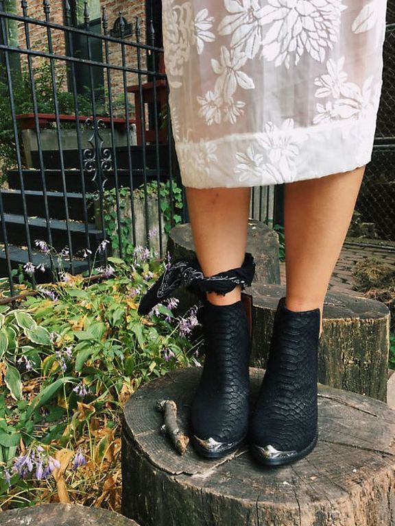 Trend alert: Ο πιο stylish τρόπος για να φορέσεις το μαντήλι σου φέτος