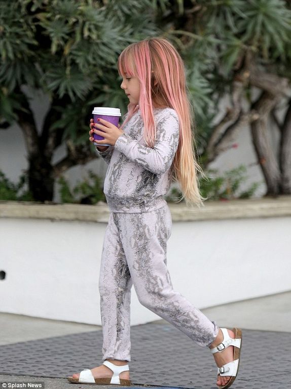 Pink: Η πρώτη της εμφάνιση μετά τη γέννα και οι φωτογραφίες με τον γιο της είναι απλά μαγευτικές