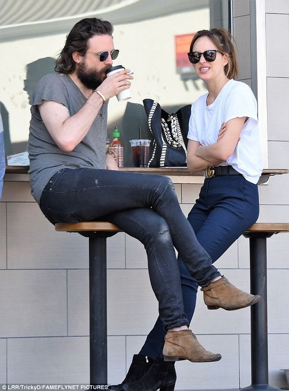 Είναι ο νέος της αγαπημένος; Η εμφάνιση της Dakota Johnson με σέξι συνοδό