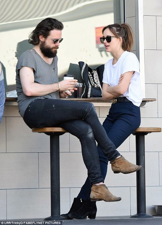 Είναι ο νέος της αγαπημένος; Η εμφάνιση της Dakota Johnson με σέξι συνοδό