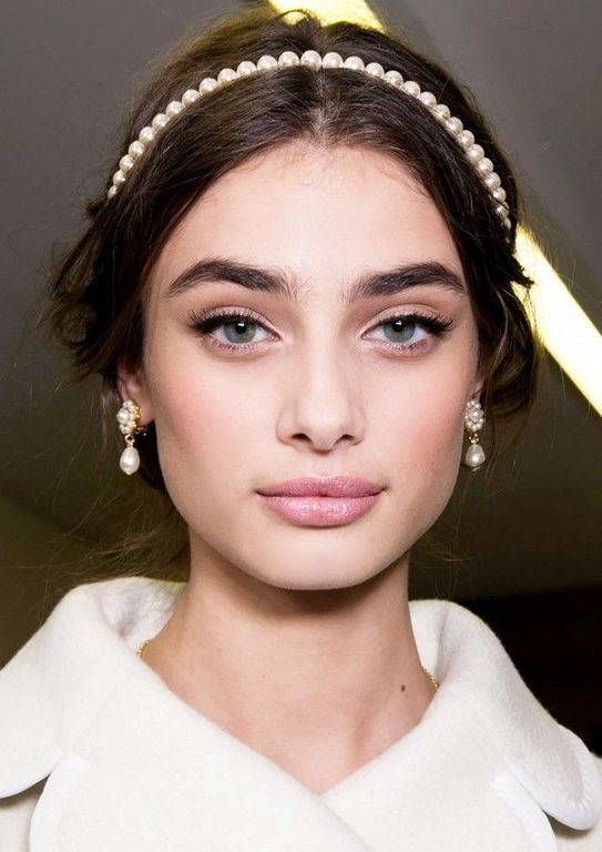 Cat eye look συνδυασμένο με απαλό ροζ gloss στα χείλη