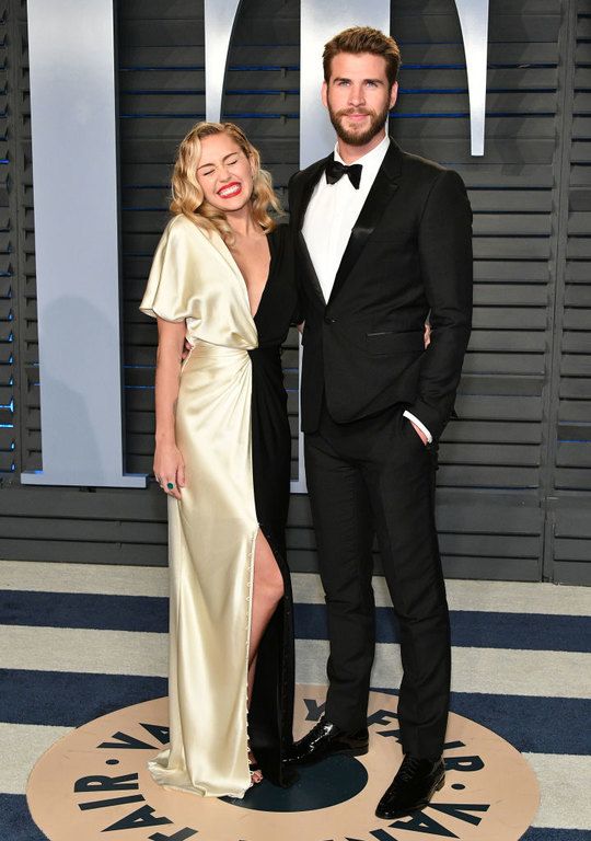 Η Miley Cyrus με Prabal Gurung, ποζάρει μαζι με τον Liam Hemsworth.