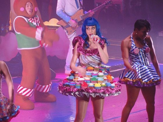 Τι δουλειά έχει ο Θέμης Γεωργαντάς με την Katy Perry και τον Usher;