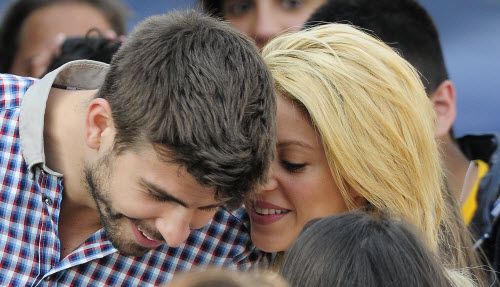 Η Shakira βολτάρει στην «Cougartown» αγκαλιά με τον έρωτά της