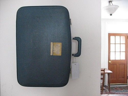 Πώς μπορείς να μετατρέψεις μια βαλίτσα σε ραφιέρα