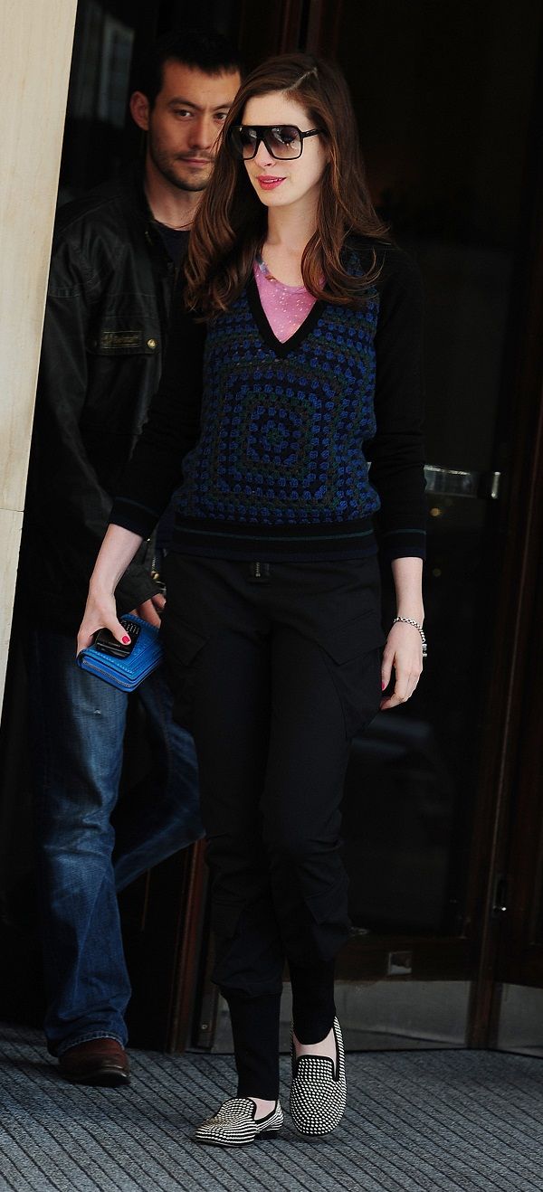H Anne Hathaway συνεχίζει να στηρίζει τη Γηραιά Αλβιόνα