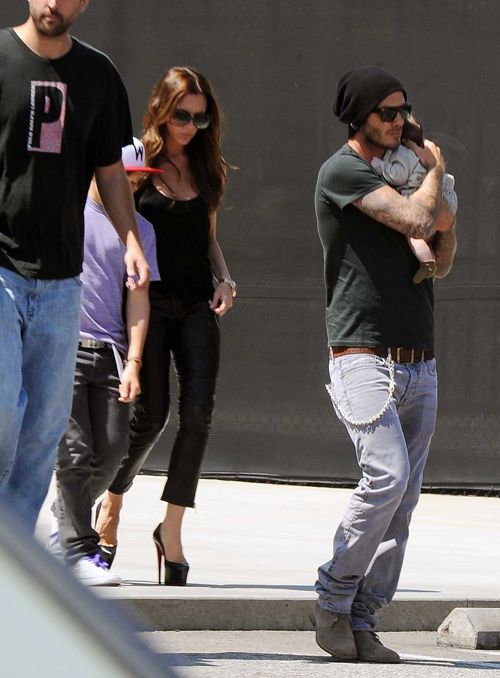 Η πρώτη βόλτα της νεογέννητης Beckham