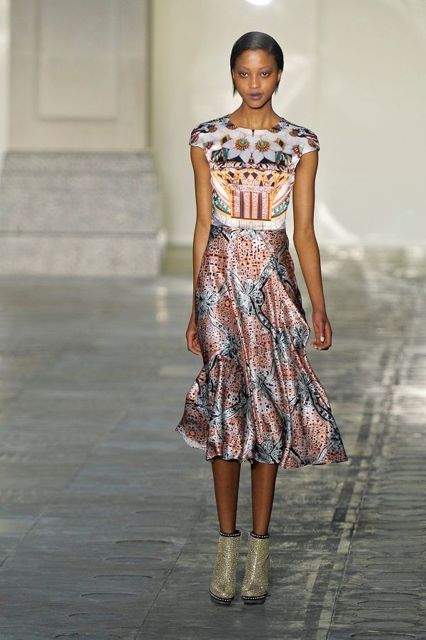 H Keira Knightley φορά Mary Katrantzou