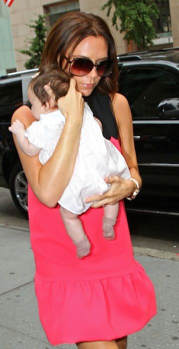 Victoria Beckham: Το φόρεμα, το τακούνι, το καρπούζι και το παιδί