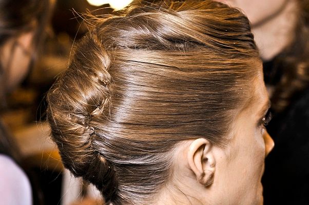 Ο hair stylist Βασίλης Στρατηγός τιμάει τη δεκαετία του ’40