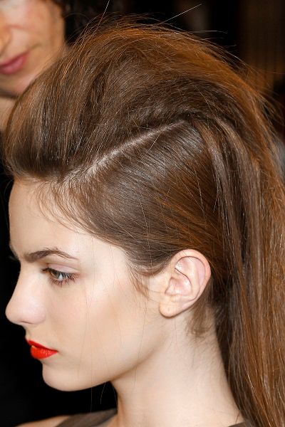 Ο hair stylist Βασίλης Στρατηγός τιμάει τη δεκαετία του ’40