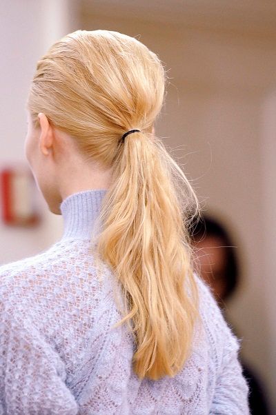 Ο hair stylist Βασίλης Στρατηγός τιμάει τη δεκαετία του ’40