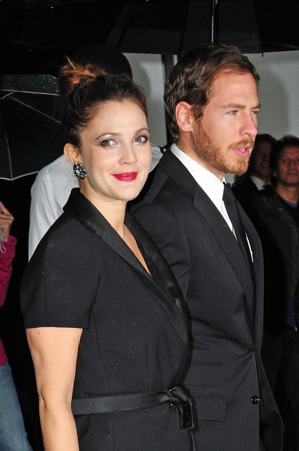 Drew Barrymore: κεντημένα φτερά σε μια κομψή εμφάνιση