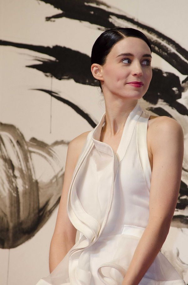 H Rooney Mara συνεχίζει να εντυπωσιάζει με Givenchy