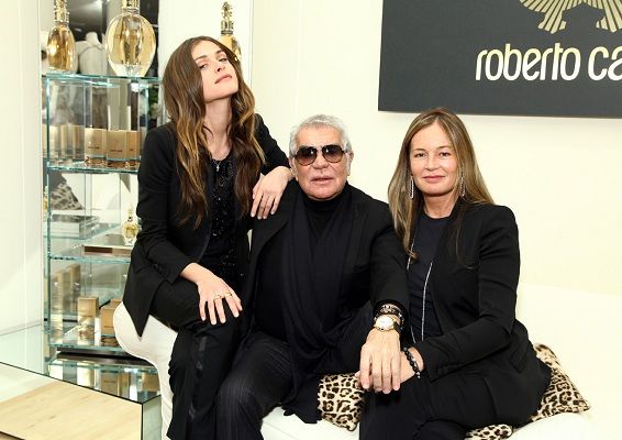 Η Elisa Sednaoui στο πλάι του Roberto Cavalli