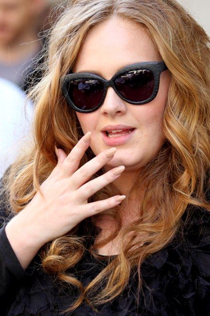 Παρατάει η Adele το τραγούδι;