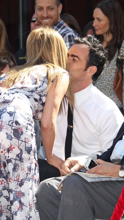 Δείτε το πρώτο δημόσιο φιλί της Jennifer Aniston με τον Justin Theroux