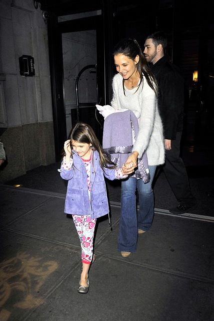 H Suri Cruise βγήκε βόλτα με τις πιζάμες