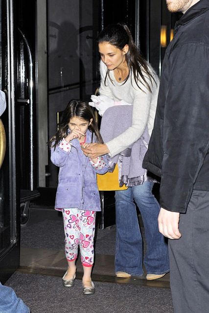 H Suri Cruise βγήκε βόλτα με τις πιζάμες