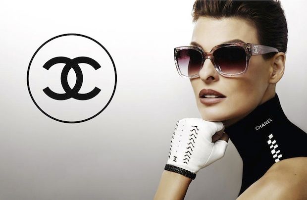 Ο Karl Lagerfeld φωτογραφίζει την Linda Evangelista