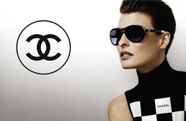 Ο Karl Lagerfeld φωτογραφίζει την Linda Evangelista