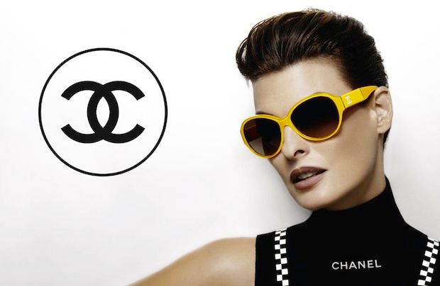Ο Karl Lagerfeld φωτογραφίζει την Linda Evangelista