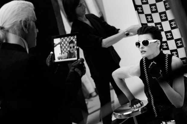 Ο Karl Lagerfeld φωτογραφίζει την Linda Evangelista