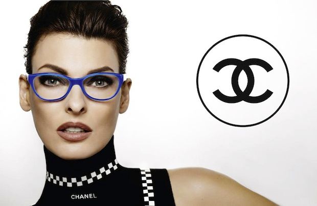 Ο Karl Lagerfeld φωτογραφίζει την Linda Evangelista