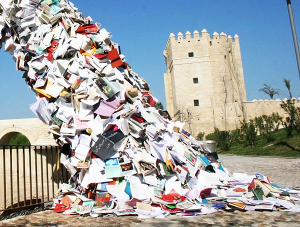 "Πέτα τα βιβλία από το παράθυρο"