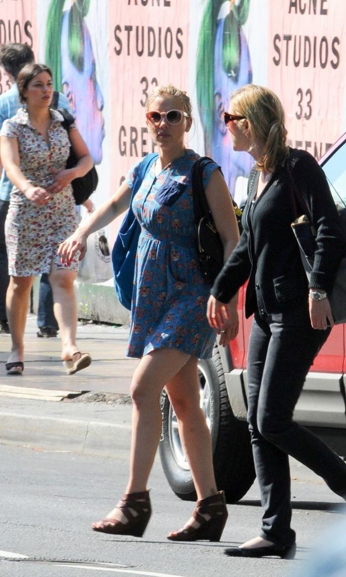Θέλουμε: Τα ροζ γυαλιά της Scarlett Johansson!
