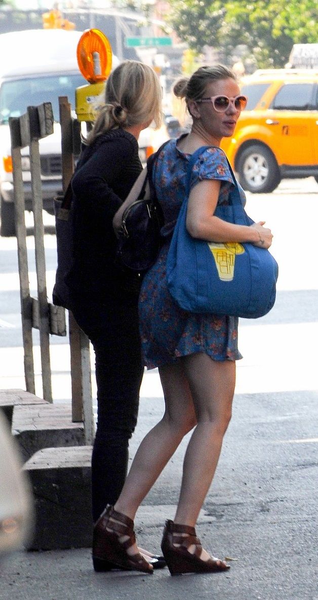 Θέλουμε: Τα ροζ γυαλιά της Scarlett Johansson!