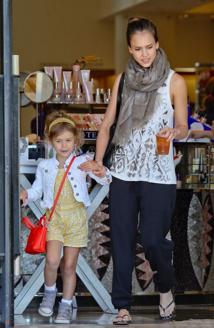 Η Jessica Alba τολμά: Παγιέτες το πρωί!