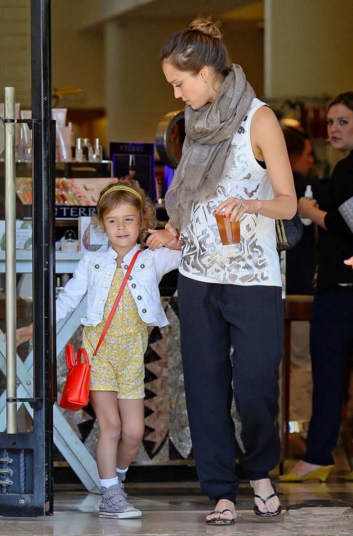 Η Jessica Alba τολμά: Παγιέτες το πρωί!