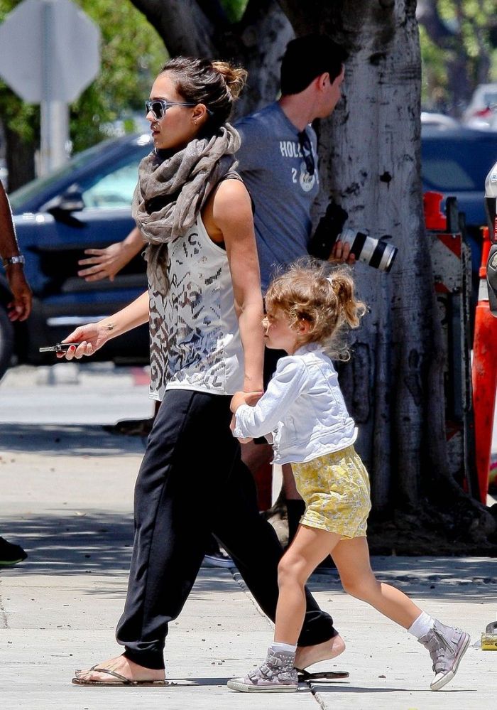 Η Jessica Alba τολμά: Παγιέτες το πρωί!