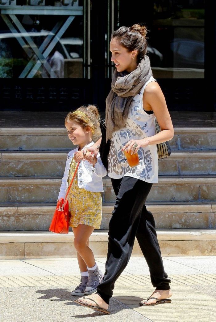 Η Jessica Alba τολμά: Παγιέτες το πρωί!